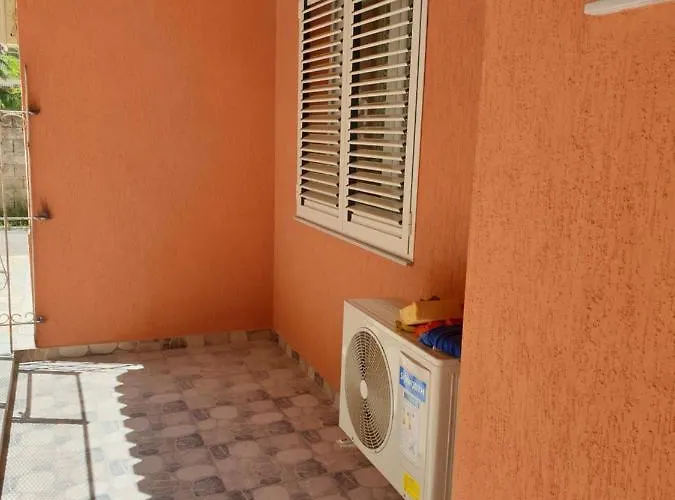 Apartment Vacation Near The Afer Liqenit Pogradec